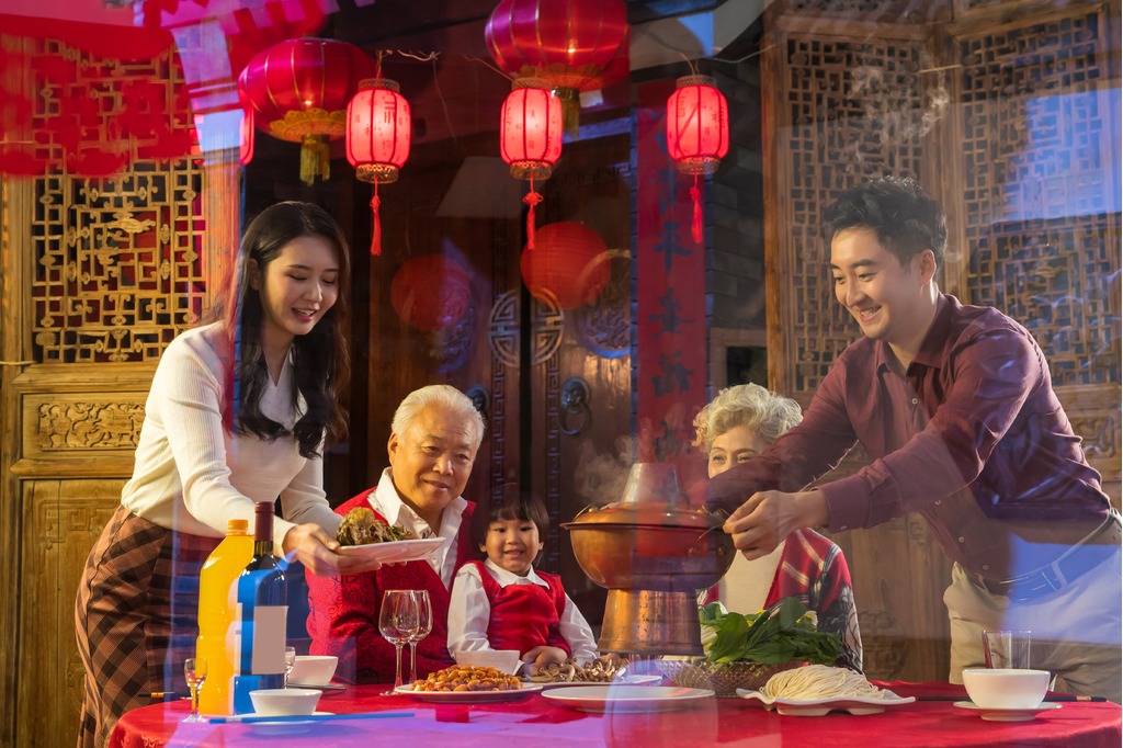 幸福家庭吃年夜飯1737699461489